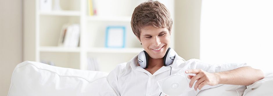 Homme dans son salon écoute un CD Homme dans son salon écoute un CD