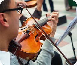 Homme jouant du violon dans un orchestre