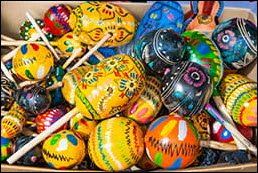 Des maracas traditionnelles aux couleurs vives.