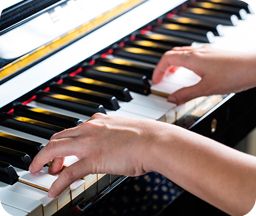 Suites d'accords au piano et cadences musicales