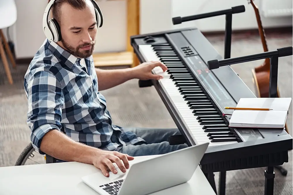 Apprentissage de la formation musicale en ligne avec piano et ordinateur
